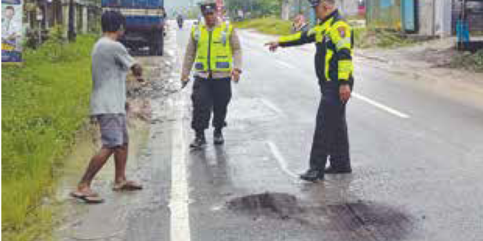 LAKA MAUT: Polisi melakukan olah tempat kejadian perkara (TKP) di Jalan Raya Gedogwetan, Kecamatan Turen.