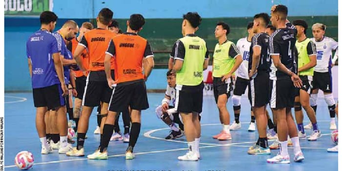 DILARANG DEHIDRASI: Pemain Unggul FC Malang mendengarkan instruksi dari Joao Almeida di GOR Sudiang, Makassar, 9 Februari lalu.