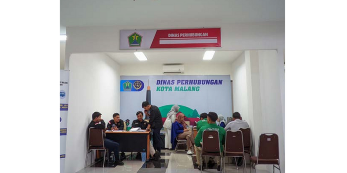 TAMBAH KUOTA: Dishub Kota Malang membuka booth di Mal Pelayanan Publik (MPP) untuk melayani pendaftar mudik gratis, 12 Maret lalu. (ALFATH IMAM AHSAN / RADAR MALANG)