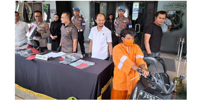 RESIDIVIS: Dedek Saputra,29, warga Desa Slorok, Kecamatan Kromengan, Kabupaten Malang (kanan) disuruh memegang motor yang hendak dia curi pada 9 Maret lalu. (NABILA AMELIA / RADAR MALANG)