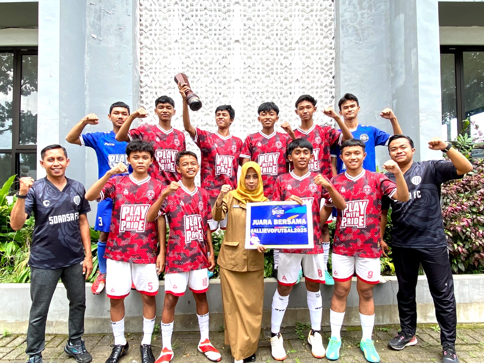 BERKAT LATIHAN INTENSIF. Giat berlatih dan uji tanding jadikan tim Futsal SMPN 29 Kota Malang padu dan banyak torehkan prestasi