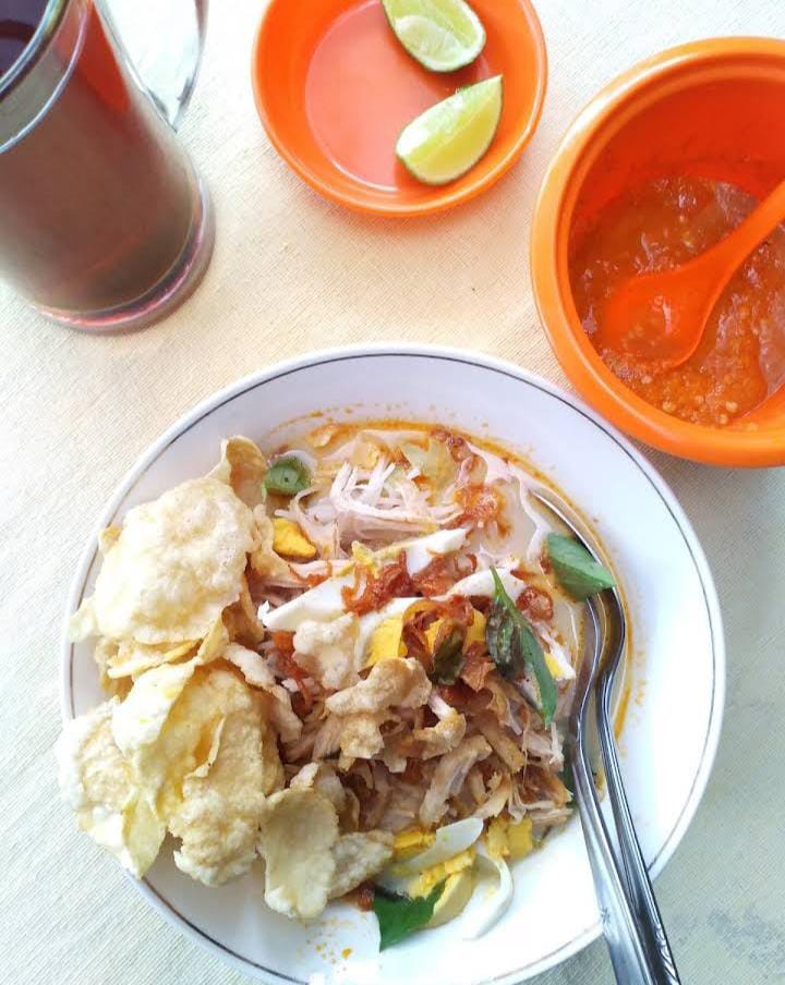 Soto Banjar yang menggugah selera dari Kedai Laksa Betawi Bu Sam. (Ika Mariana)