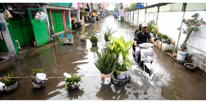 KEMBALI TERGENANG: Desa Kureksari, Kecamatan Waru, tergenang akibat luapan Sungai Sinir kemarin. BPBD Sidoarjo mencatat 500 rumah di tujuh desa dilaporkan tergenang.