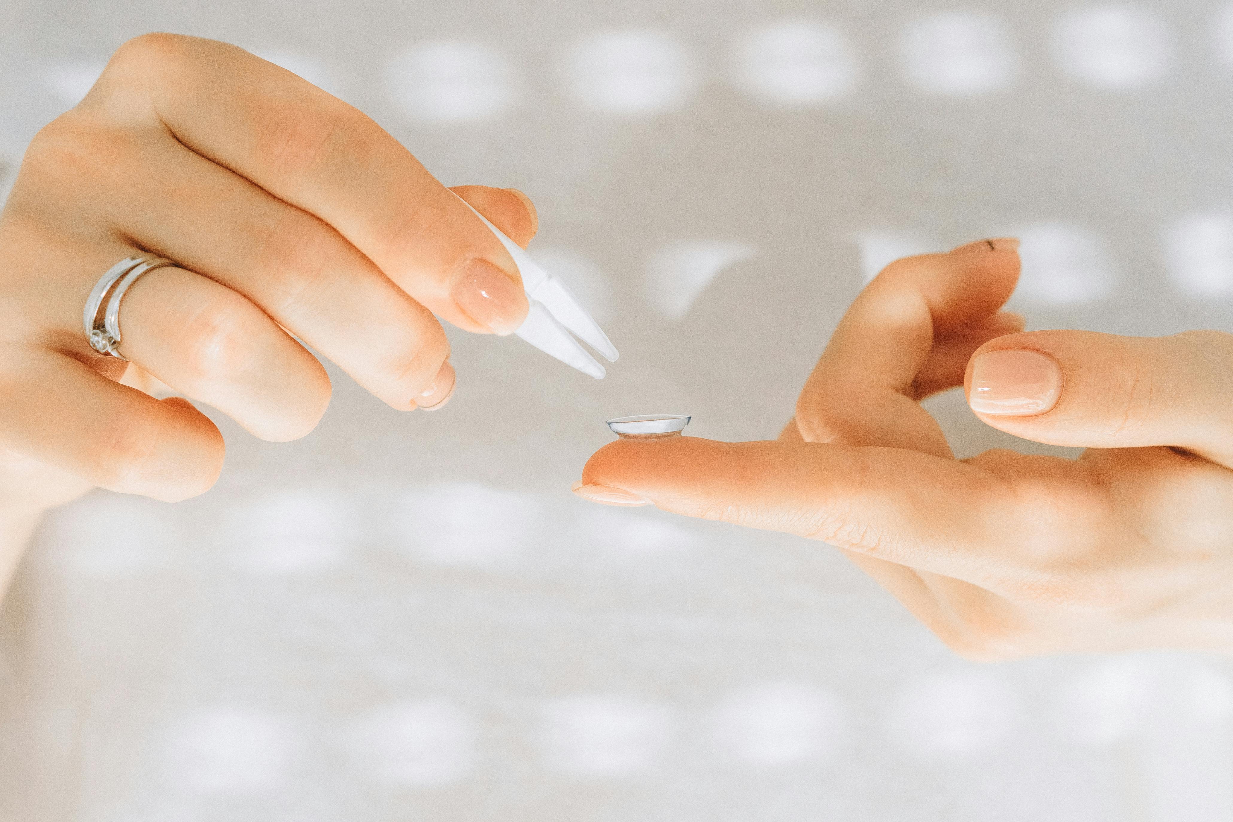 Ilustrasi penggunaan softlens (pexels).