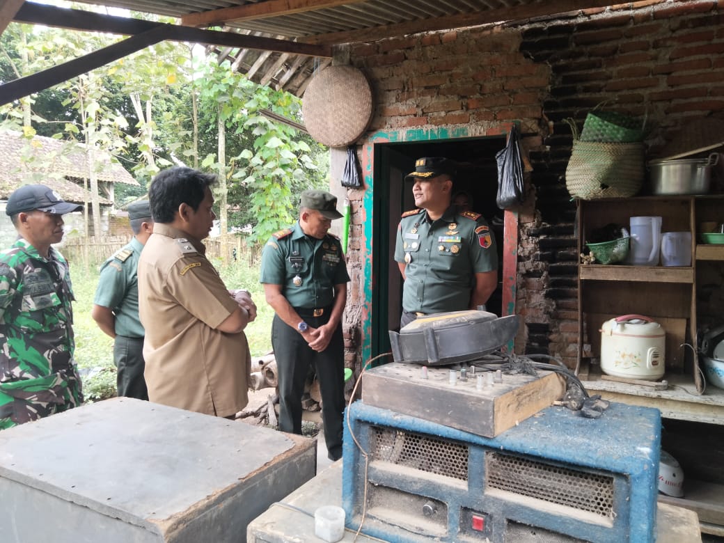 Dandim 0818/Malang-Batu Bersama Persit KCK Salurkan Bantuan untuk Warga Kurang Mampu di Turen.