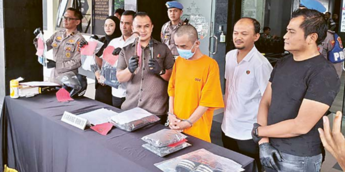 Samsul Iksan dipamerkan ke hadapan awak media di Mapolresta Malang Kota kemarin (17/3) (NABILA AMELIA/RADAR MALANG).