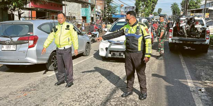 Polisi menunjukkan lokasi kecelakaan dua motor yang mengakibatkan satu perempuan meninggal di Jalan Raya Pakis Kembar, Kecamatan Pakis, kemarin pagi (17/3) (SATLANTAS POLRES MALANG FOR RADAR MALANG).