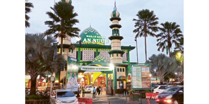 FAVORIT WISATAWAN: Masjid Agung An Nuur di seberang Alun-Alun Kota Batu dibangun dalam tiga periode sejak 1900-an (MOH. RIZAL / RADAR MALANG).