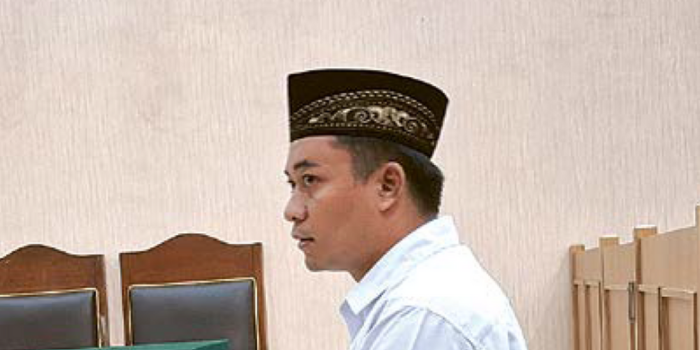 TERDAK WA: Wahyu Arif Muzakki, 36, warga Desa Ngijo, Kecamatan Karangploso menjalani sidang di PN Kepanjen kemarin (18/3).