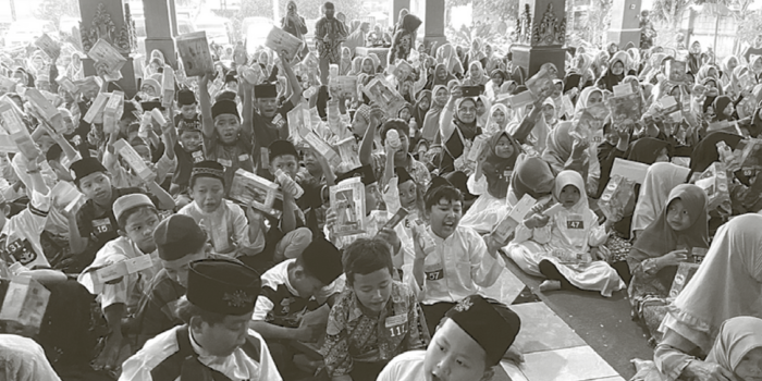FULL HADIAH: Ratusan anak yatim di Kecamatan Karangploso menunjukkan aneka santunan dari PT ACA berupa amplop berisi uang tunai, hadiah mainan, minuman dan kue untuk persiapan buka puasa.