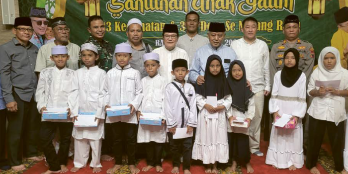 Bpk. Iwan Kurniawan bersama Bupati Malang, H.M. Sanusi foot bersama anak yatim di Halaman Masjid Baidlowi Penjalinan, Gondanglegi.