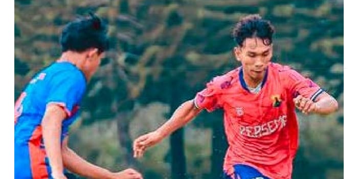 CEPAT TUNE-IN: Reza Rarmadiputra (kanan) berusaha melewati pemain tim sepak bola Porprov Kota Malang dalam laga uji coba, 15 Maret lalu.
