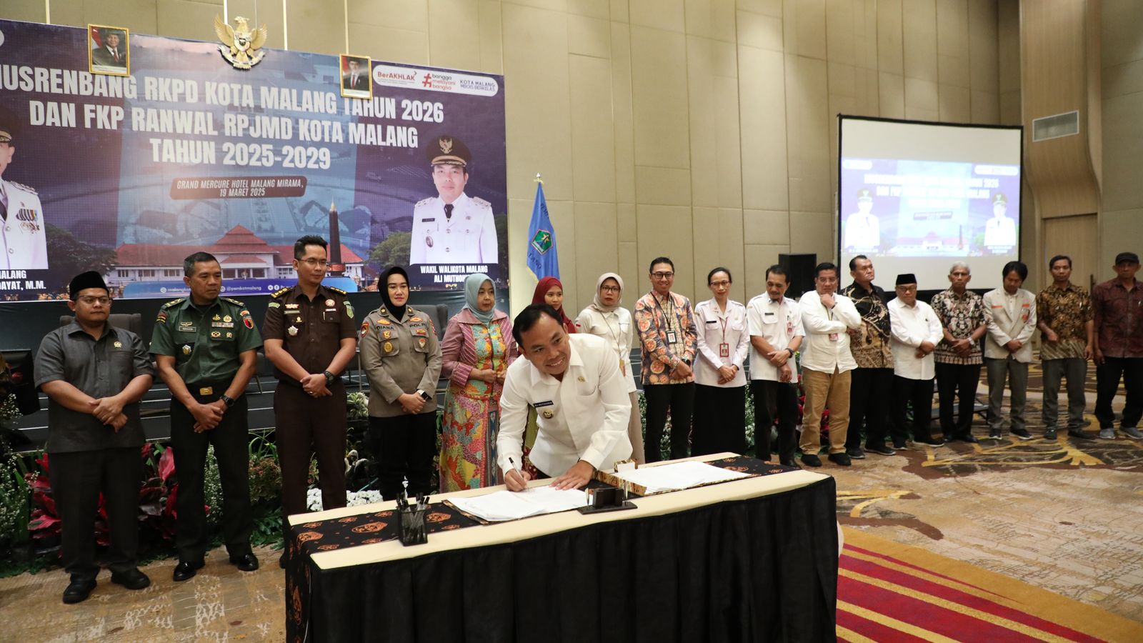 KOMITMEN: Wakil Wali Kota Malang Ali Muthohirin saat  acara Musrenbang RKPD dan Forum Konsultasi Publik rancangan awal RPJMD Kota Malang 2025-2029, Rabu (19/3).