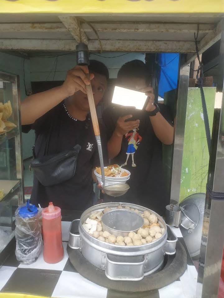 Potret Oskab CakNan yang satu bijinya Rp500 saja. (AL Edeny)