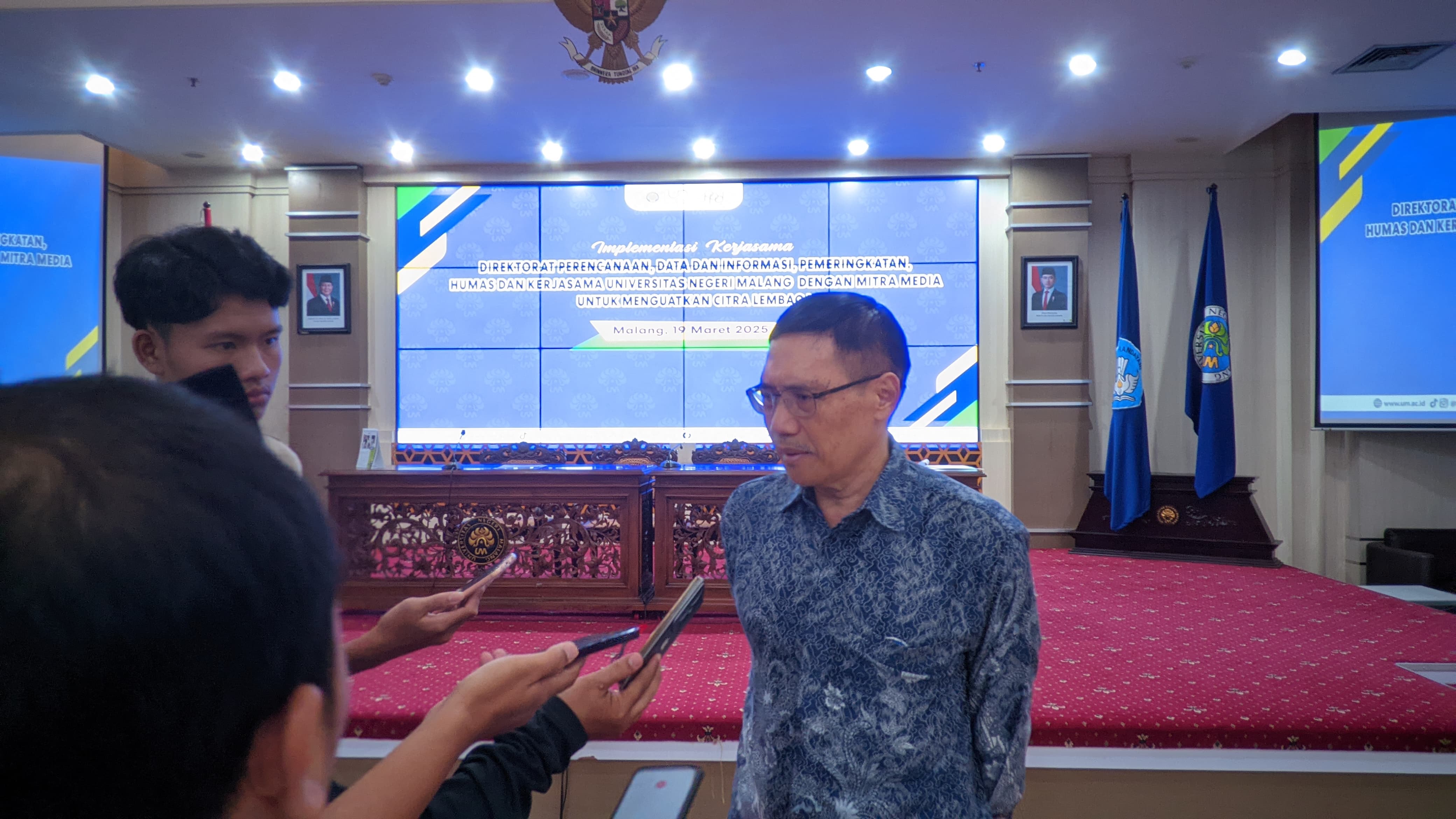 Rektor UM Prof Dr Hariyono MPd menjawab pertanyaan dari awak media pada Rabu (19/3) sore. (Alfath/Radar Malang)