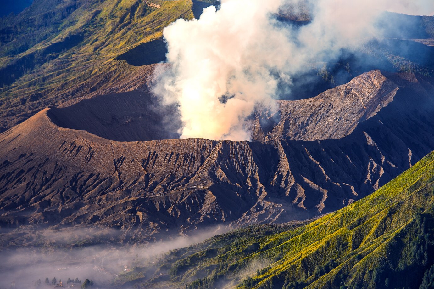 Foto Gununng Bromo (freepik.com/tawaitchai07)