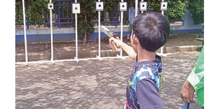 PERKUAT SKUAD: Atlet Pentathlon Kota Malang membidik sasaran dalam sesi latihan di Lapangan Abdul Rachman Saleh, Kecamatan Pakis, kemarin.
