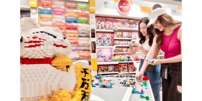 COBA LANGSUNG: Berburu koleksi mainan balok konstruktif seperti Lego menjadi kebiasaan Grace Hany (kiri) dan Jesslyn Tjahjono sebagai kolektor.