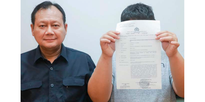 CARI KEADILAN: Pengacara Johan Widjaja (kiri) mendampingi pelajar yang dirundung enam temannya selama tiga tahun.