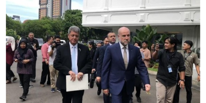 Menteri Kehakiman Palestina, Mahmoud Al Habbash (kanan), menemui Presiden RI Prabowo Subianto. (CNN Indonesia/Ramadhan Rizki)