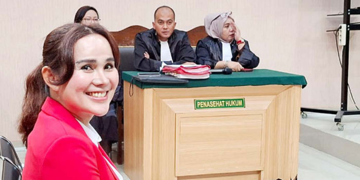 PENCEMARAN NAMA BAIK: Isa Zega tersenyum kepada awak media sebelum mengikuti sidang pembacaan putusan sela di Pengadilan Negeri Kepanjen kemarin (18/3) (BIYAN MUDZAKY HANINDITO/RADAR KANJURUHAN).