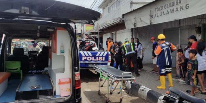 Para relawan bersiap mengevakuasi jenazah Freddy Aditya Pradana yang mengalami kecelakaan di Jalan Raya Bululawang kemarin siang (18/3) (SATLANTAS POLRES MALANG/RADAR MALANG).