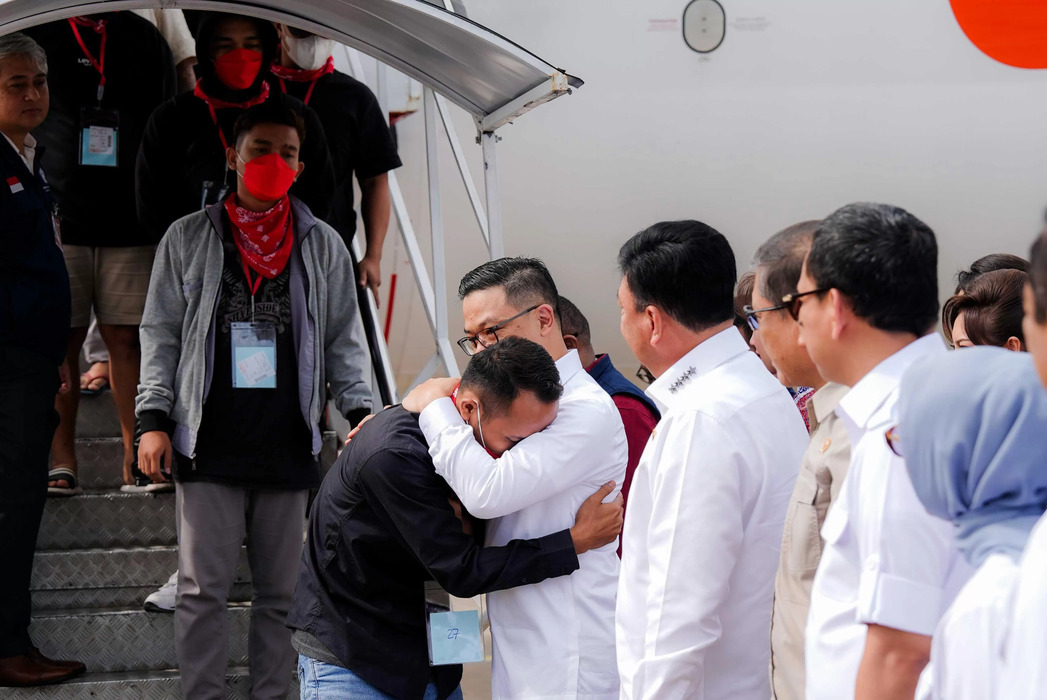 Momen salah satu WNI korban TPPO Myanmar memeluk Menlu Sugiono. (Kr Jogja)