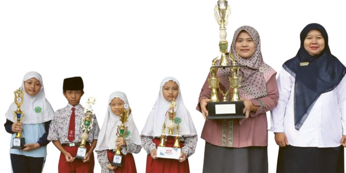 TOREHKAN PRESTASI: Kepala SD Islam Almaarif 02 Singosari Luluk Ernawati SAg (paling kanan) mengabadikan momen bersama empat siswanya yang meraih Juara Umum di Pentas PAIS 2025.