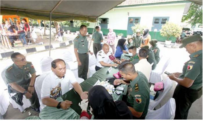 DIRUTINKAN: Selain pasar murah, Ajendam V/Brawijaya juga menggelar pemeriksaan kesehatan gratis. (SATRIA CAHYONO / RADAR MALANG)