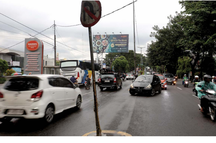 SIAPKAN REKAYASA: Jalur putar balik atau U-Turn di depan Perum Graha Kencana sampai Riverside bakal ditutup selama periode mudik Lebaran. (DARMONO / RADAR MALANG)