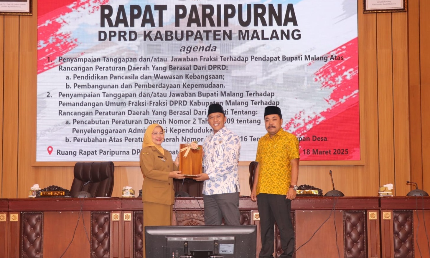 SERAH TERIMA: Wakil Bupati Malang Lathifah Shohib dan Wakil Ketua DPRD Kabupaten Malang Alayk Mubarok serta Seudarman dalam Rapat Paripurna.