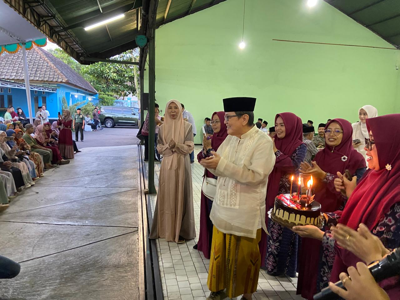 ULANG TAHUN: Ketua PC Fatayat NU Kabupaten Malang Umi Khorirotin Nasichah menyerahkan kue ulang tahun kepada Iwan Kurniawan, sore tadi (20/3).