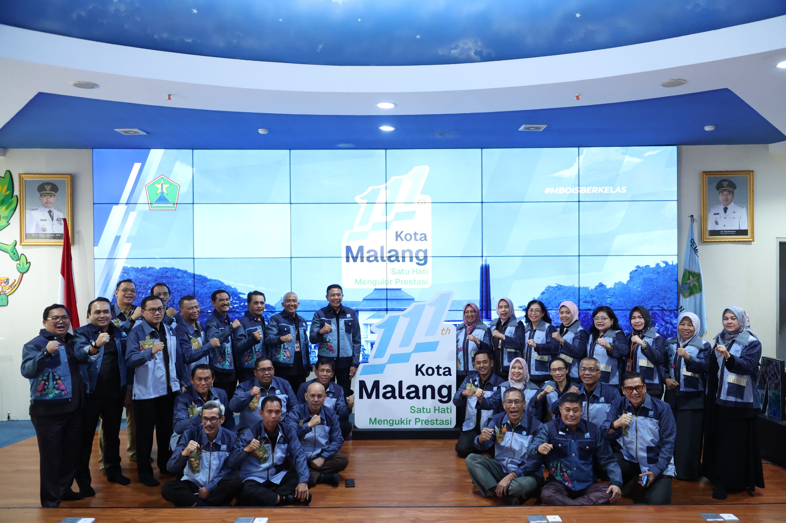 SATU HATI MENGUKIR PRESTASI: Wali Kota Malang Wahyu Hidayat dengan berbagai pihak yang terlibat dalam pembuatan logo HUT ke-11 Kota Malang.