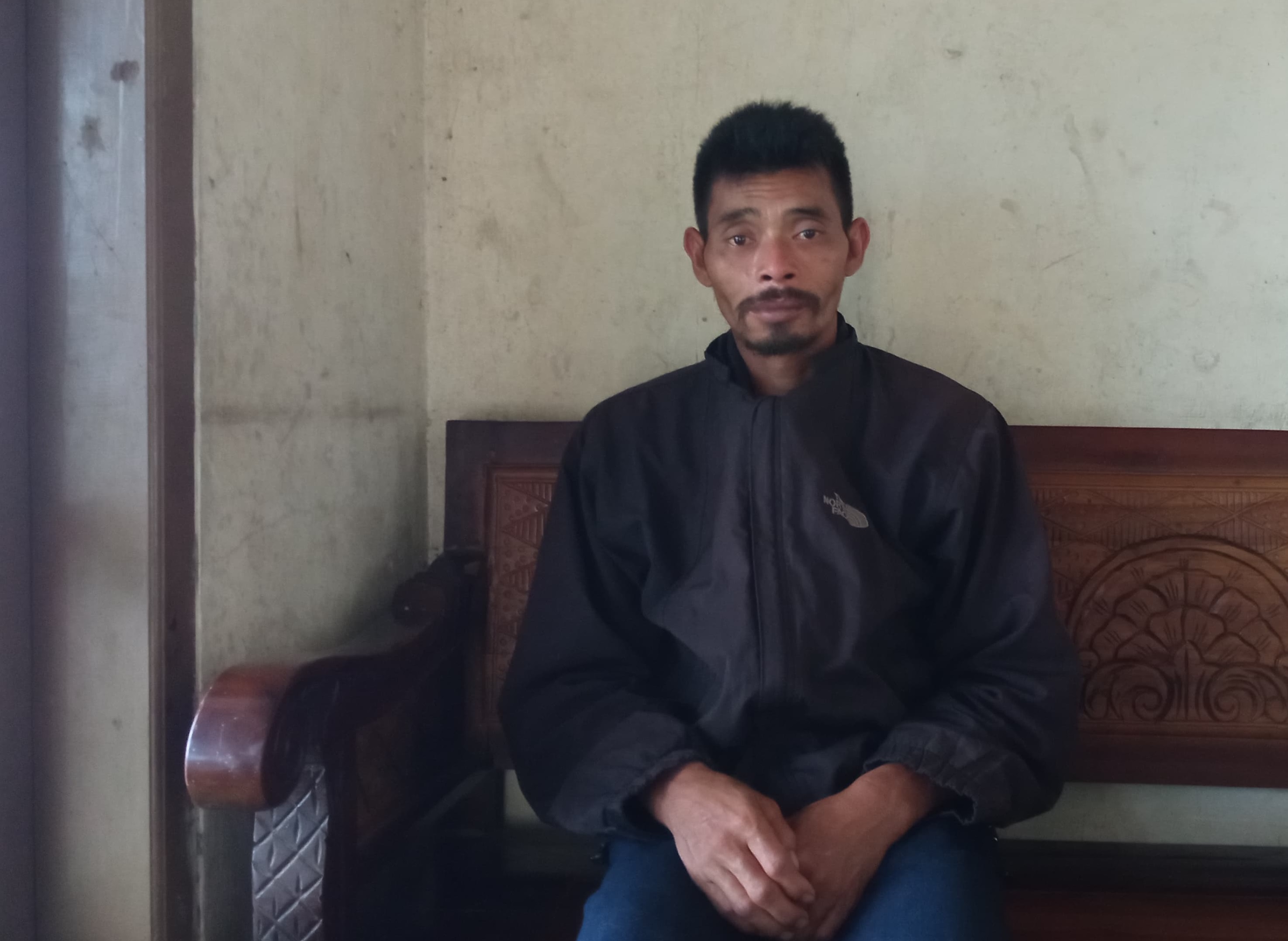 KEMBALI KE RUMAH: Kondisi terkini Mesdiono warga Desa Pait, Kasembon, yang 6 hari hilang di hotan saat mencari rumput.