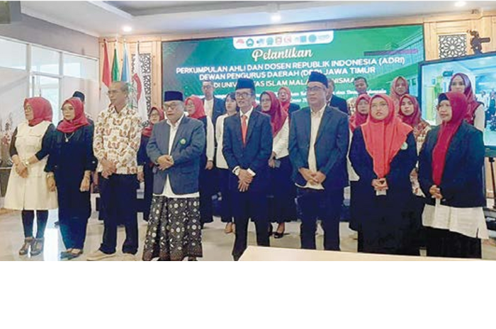 AMANAH BARU: Rektor Unisma Prof Drs H Junaidi MPd PhD (empat dari kanan) dilantik menjadi Ketua ADRI Jatim periode 2025-2030, Selasa (18/3). (DUROTUL KARIMAH/RADAR MALANG)
