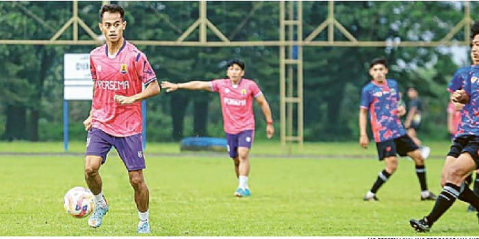 BANGUN SKUAD: Rekrutan anyar Persema Miftakhul Ilham Bimantara tampil dalam laga melawan Tim Sepak Bola Porprov Kota Malang, pekan lalu.