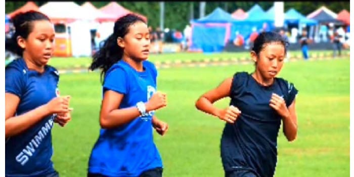 BERJUANG: Tiga atlet Triathlon Kota Malang menjalani latihan rutin di Lapangan Rampal, Kota Malang, beberapa waktu lalu.