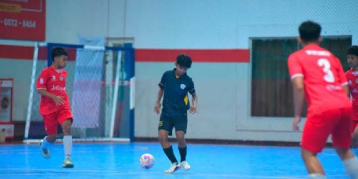 JAGA KONSISTENSI: Pemain Bolo FC (tengah) berusaha menerobos pertahanan Wakanda FC Futsal dalam laga babak play-off USC Futsal League, 23 Februari lalu.