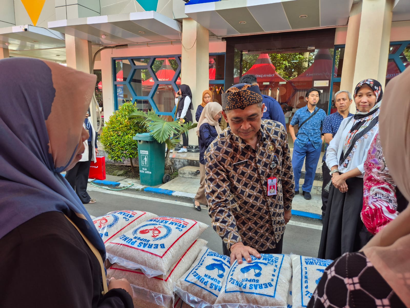 Kepala Bakorwil III Malang Asep Kusdinar mendatangi stan penjual beras guna memantau harga dan penjualan.