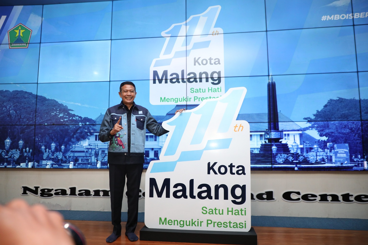 SEMANGAT: Wali Kota Malang Wahyu Hidayat saat launching tema dan logo HUT Ke-111 Kota Malang, di Ruang NCC, Kamis (20/3).