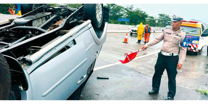 KECELAKAAN TUNGGAL: Mobil Mitsubishi Pajero dengan nomor polisi L 1259 WG terbalik setelah mengalami aquaplaning di KM 77 ruas tol Pandaan-Malang kemarin siang (19/3).