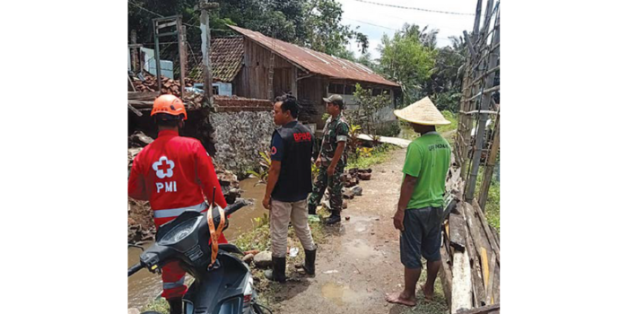 Petugas gabungan dari BPBD dan PMI Kabupaten Malang meninjau lokasi longsor di Dusun Sukoanyar, Ngantang, pekan lalu (BPBD KABUPATEN MALANG FOR RADAR KANJURUHAN).