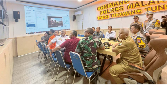 ARUS LALU LINTAS: Kapolres Malang AKBP Danang Setiyo duduk di samping Bupati Malang H M. Sanusi menjelaskan hasil pantauan arus lalin di Command Center kemarin. (POLRES MALANG FOR RADAR KANJURUHAN)