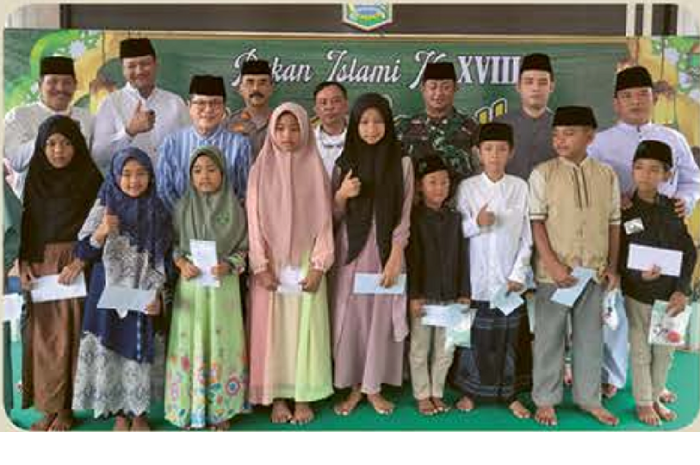 Bp. Iwan bersama anak yatim dan Muspika Ampelgading.