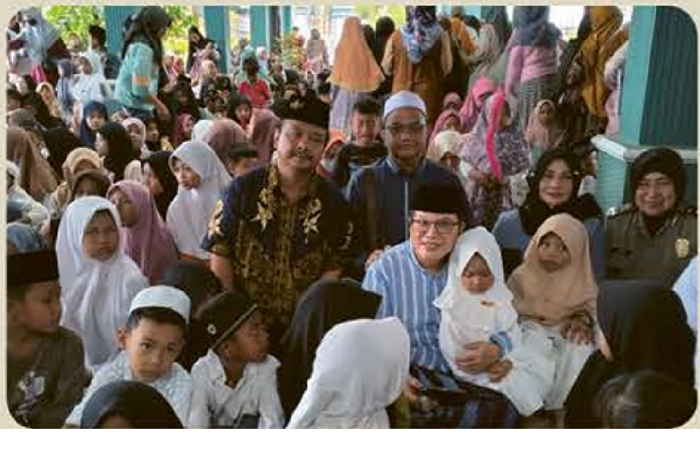 Bp. Iwan bersama anak yatim dan Muspika Kec. Turen.