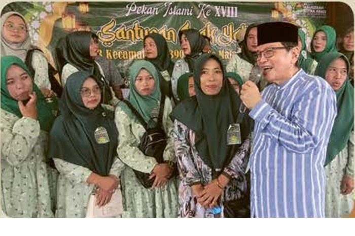 Bp. Iwan berbincang dengan pendamping anak yatim Kec. Tirtoyudo.
