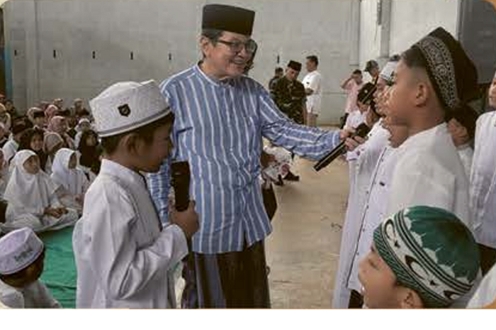 Bp. Iwan bermain kuis dengan anak yatim Kec. Dampit.