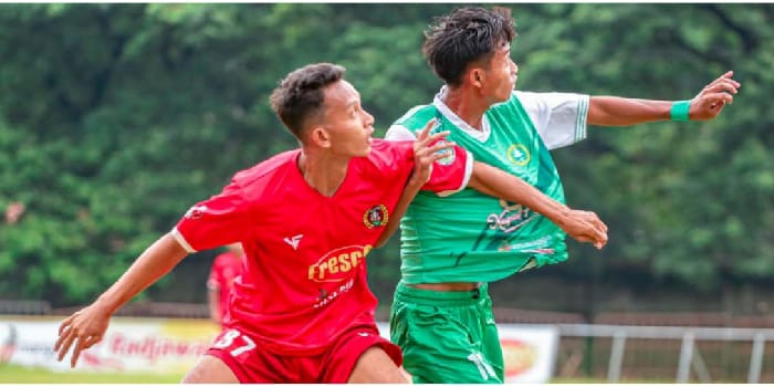 NYAMAN: Arjun Arianto (kiri) berkostum Persepon Ponorogo berusaha lepas dari penjagaan pemain PS Hizbul Wathon dalam laga Liga 4 Zona Jawa Timur, beberapa waktu lalu.