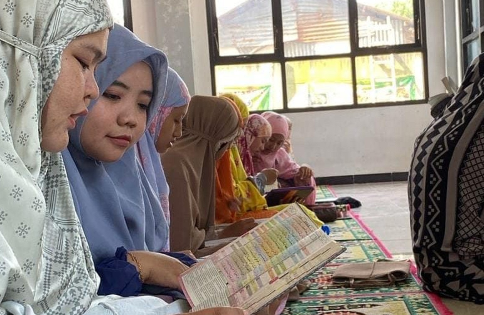 KHIDMAT. Siswa SMP Negeri 29 tampak khusyuk menjalani setiap sesi kegiatan pada Pondok Ramadhan kali ini.