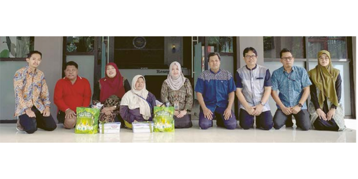 PEDULI LOPER: Bingkisan Lebaran dan uang tunai dari Kepsek Sumijah SPd MSi (tengah) bersama guru dan staf SMKN 2 Singosari dalam moment &ldquo;Berbagi Kebahagiaan bersama Loper Koran&rdquo; pada Kamis (20/3)